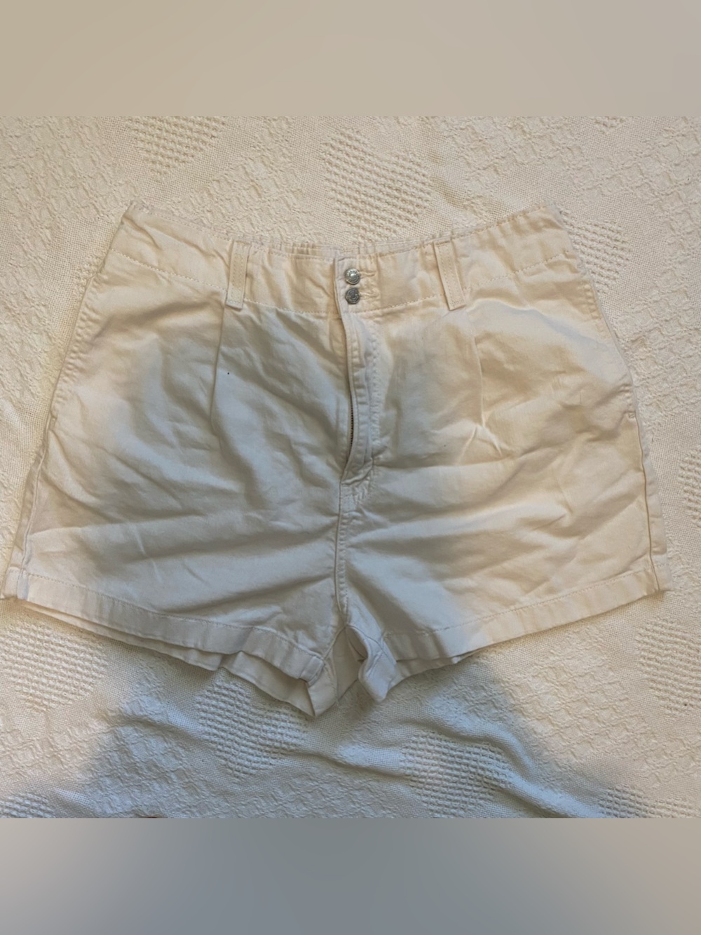Denizen from Levi's Cream High-Rise Cotton Shorts